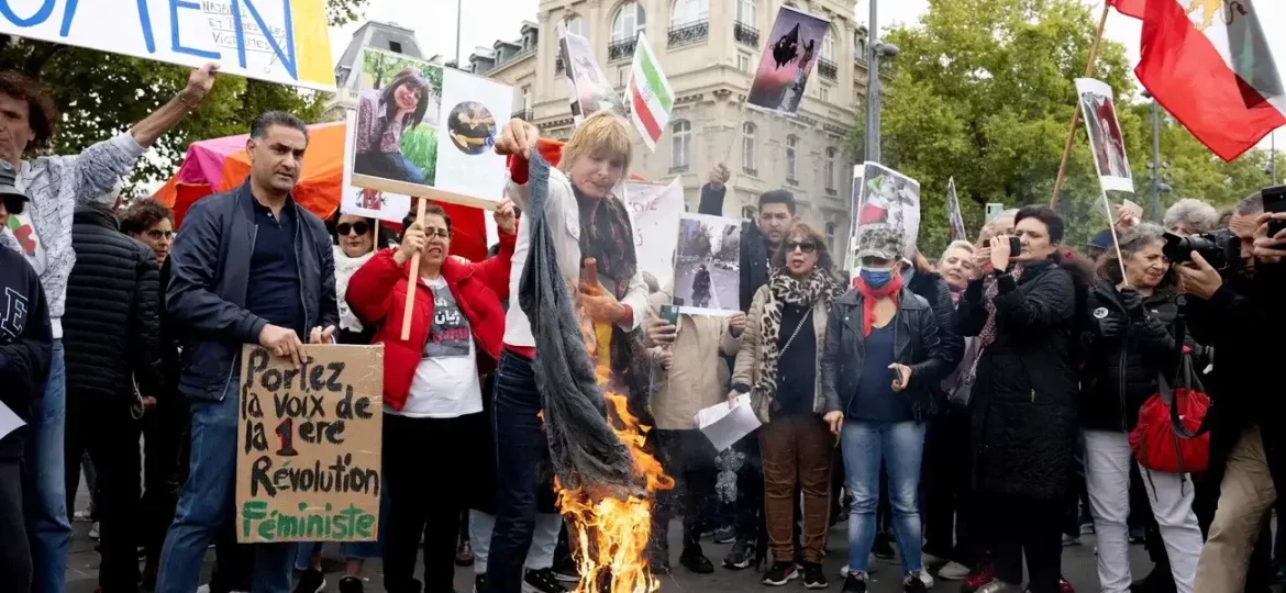 protesters take to the streets in solidarity with Iranian women.jpg (Demo)